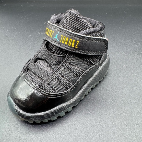 Jordan Kids Black Sneakers with Blue Highlights - Picture 4 of 10